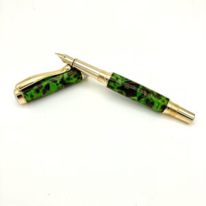 Fountain pen with Acorn Caps in Green